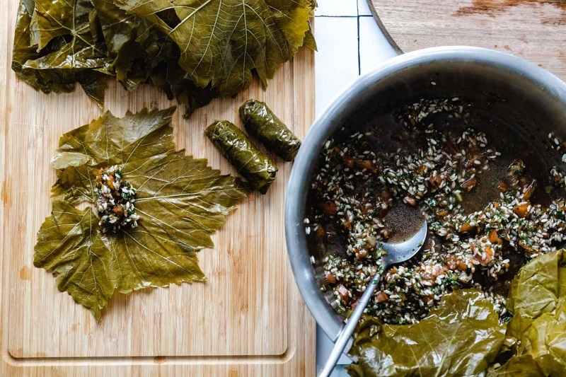 روش پیچیدن دلمه برگ مو لبنانی