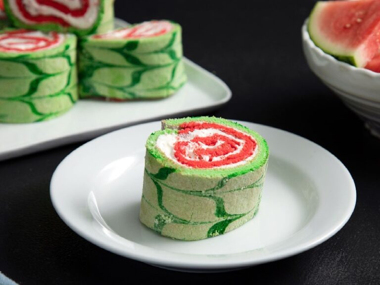 ۲ طرز تهیه رولت هندوانه به روش قنادی در فر و تابه