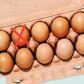 ۸ روش ساده تشخیص تخم مرغ سالم از فاسد و کهنه