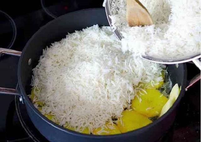 برای قد کشیدن برنج ایرانی به زمان آبکش کردن و دم کردن برنج دقت کنید