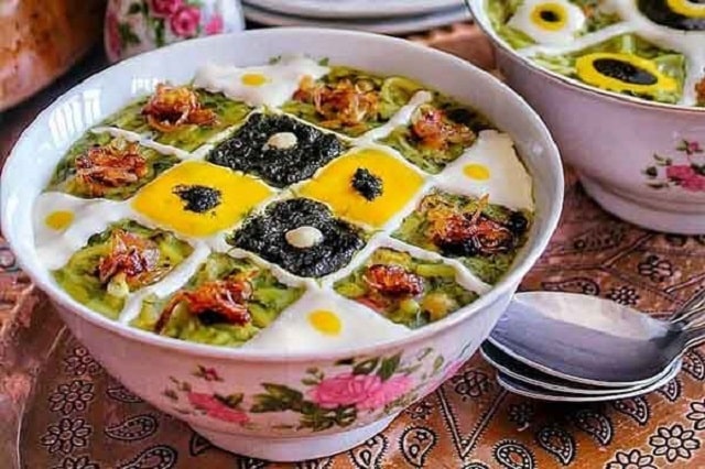 مراحل طرز تهیه آش رشته مازندرانی