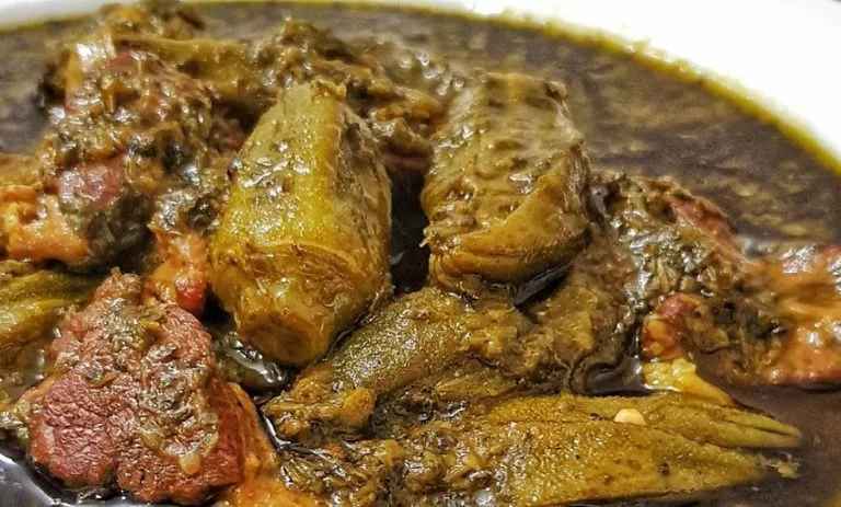 مراحل طرز تهیه خورشت بامیه با سبزی به روش خانگی