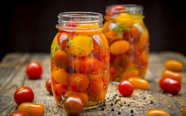 مراحل طرز تهیه گوجه شور ساده به روش مشهدی