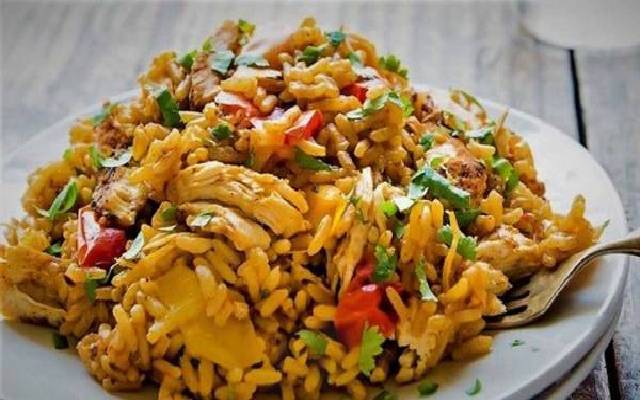 مراحل طرز تهیه فلفل پلو تهرانی