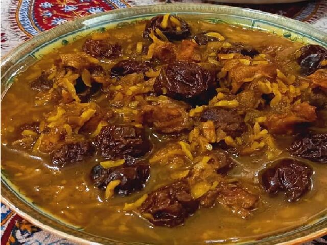 مراحل طرز تهیه خورش آلو شوشتری با خلال بادام