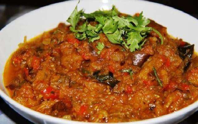 غذای هندی با بادمجان برای شام چی بپزم؟ طرز تهیه پوره بادمجان هندی