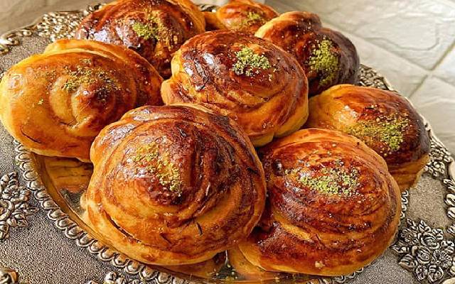 مراحل طرز تهیه نان هل پسته