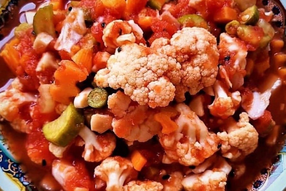 طرز تهیه ترشی گل کلم با آب گوجه | خوشمزه ترین ترشی پاییزی