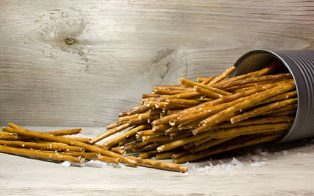 طرز تهیه چوب شور خانگی برای میان وعده مدرسه