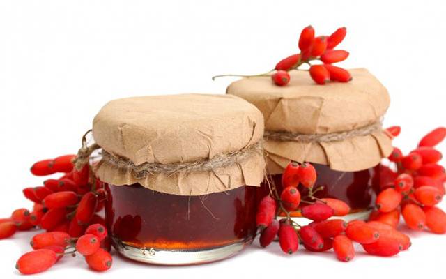 مراحل طرز تهیه رب زرشک خانگی