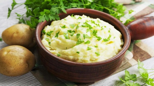 مراحل طرز تهیه بورانی سیب زمینی با ماست
