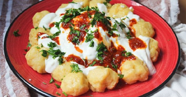 طرز تهیه بورانی سیب زمینی با ماست