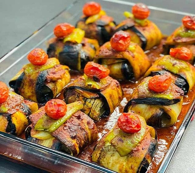 مراحل طرز تهیه بقچه بادمجان بدون فر