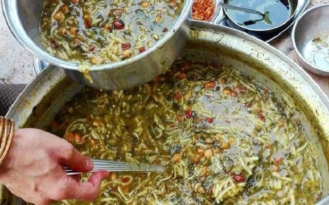 مراحل طرز تهیه آش رشته هیزمی