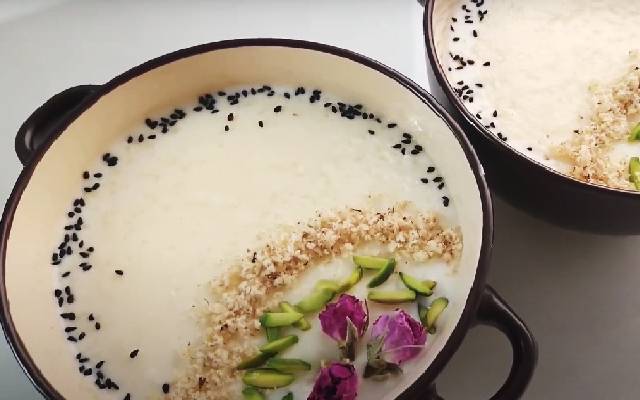 مراحل طرز تهیه شیر برنج مجلسی با خامه