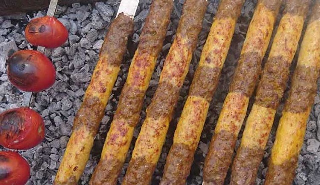 مراحل طرز تهیه کباب کوبیده دو رنگ روی زغال