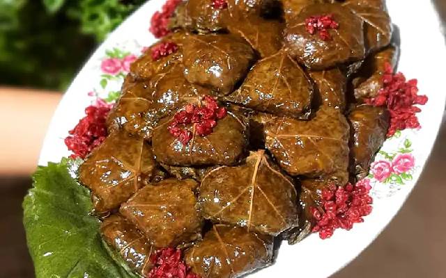 مراحل طرز تهیه دلمه برگ مو با مرغ