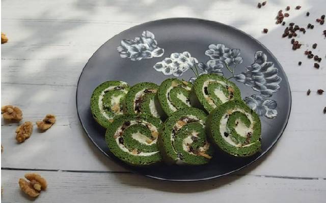 مراحل طرز تهیه رولت کوکو سبزی با سیب زمینی