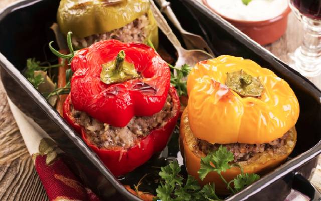 مراحل طرز تهیه فلفل دلمه شکم پر با مرغ