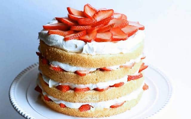 مراحل طرز تهیه چیز کیک توت فرنگی با پایه کیک اسفنجی