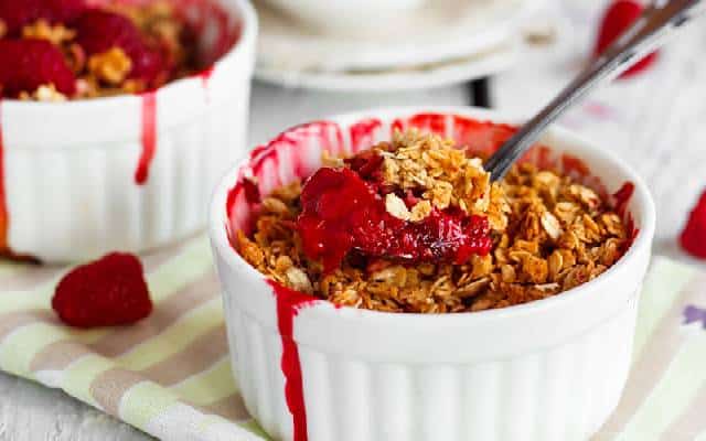 مراحل طرز تهیه کرامبل توت فرنگی