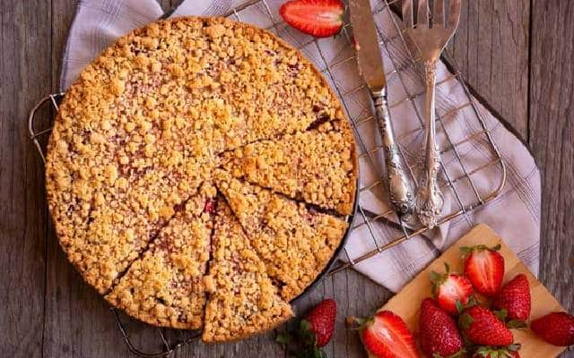 طرز تهیه کیک کرامبل توت فرنگی با پوره توت فرنگی
