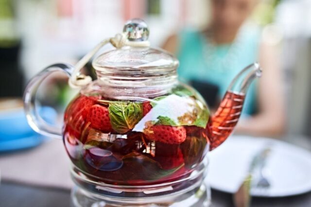 مراحل طرز تهیه دمنوش توت فرنگی و چای سیاه و شیر