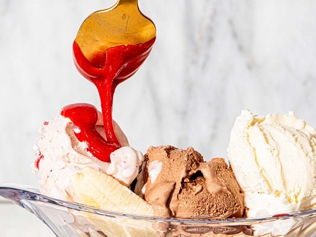 مراحل طرز تهیه سس توت فرنگی با نشاسته