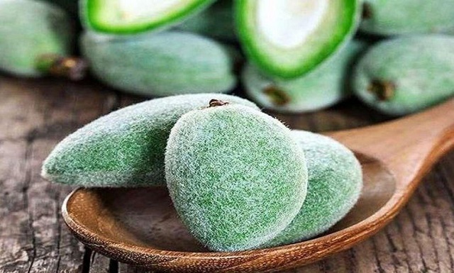 بلانچ کردن چغاله بادام