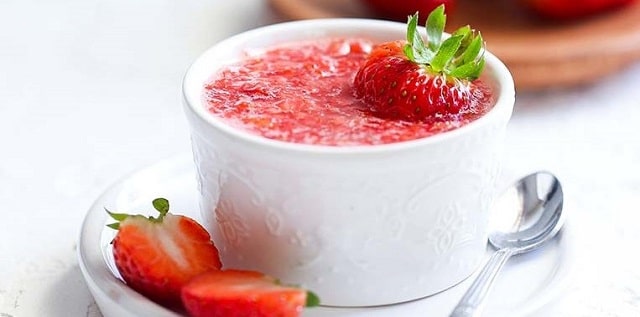 مراحل طرز تهیه سس توت فرنگی برای سالاد سبزیجات