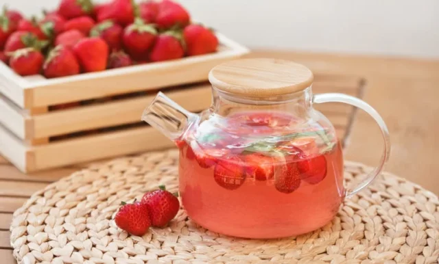 مراحل طرز تهیه چای توت فرنگی و چای سبز