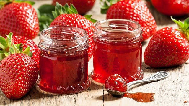 مراحل طرز تهیه سس توت فرنگی با پودر ژله