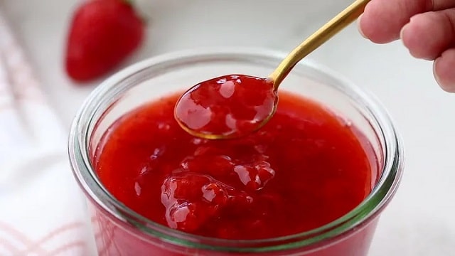 مراحل طرز تهیه سس توت فرنگی برای کیک 