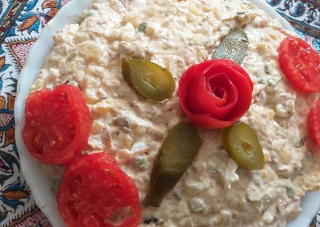 طرز تهیه ی سالاد الویه با تن ماهی در یک نگاه