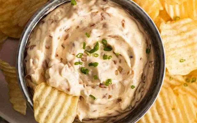 مراحل طرز تهیه دیپ پیاز کاراملی