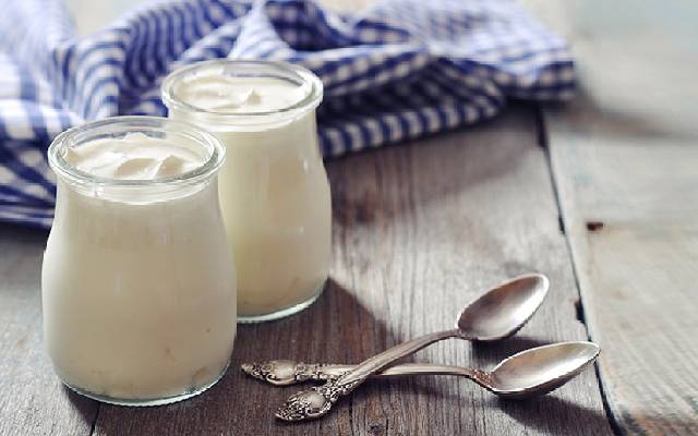 طرز تهیه ماست یونانی پر چرب در یک نگاه