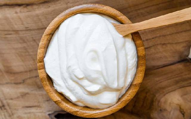 مراحل طرز تهیه ماست یونانی پر چرب
