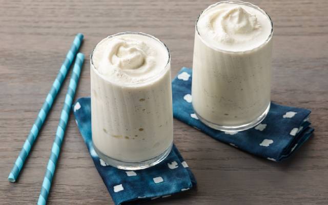 طرز تهیه میلک شیک وانیلی ساده در یک نگاه