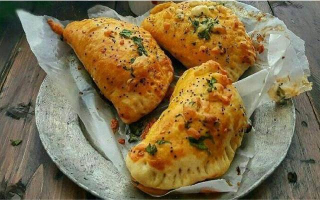 پیراشکی اسفناج پنیری از انواع پیراشکی سبزیجات