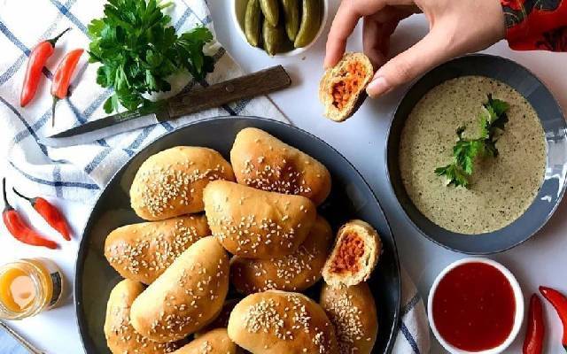 پیراشکی سوسیس از انواع پیراشکی پیتزایی
