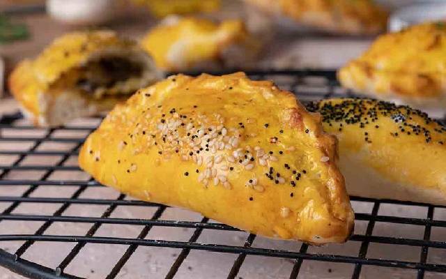 پیراشکی مرغ و قارچ از انواع پیراشکی پیتزایی