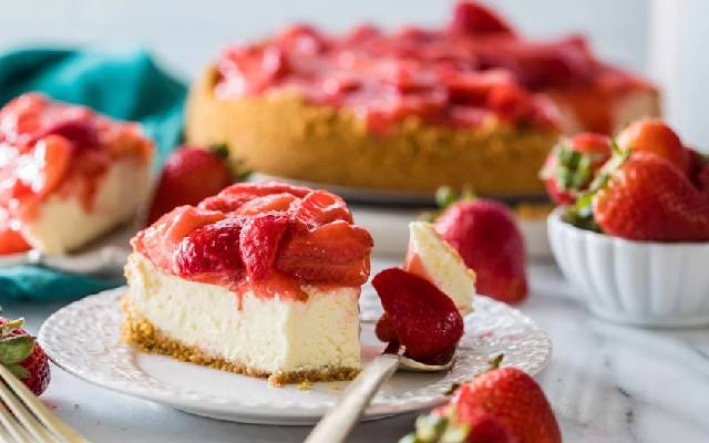 طرز تهیه چیز کیک توت فرنگی با پایه بیسکویت در یک نگاه