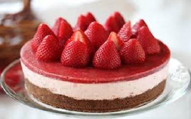 مراحل طرز تهیه چیز کیک توت فرنگی با پایه بیسکویت