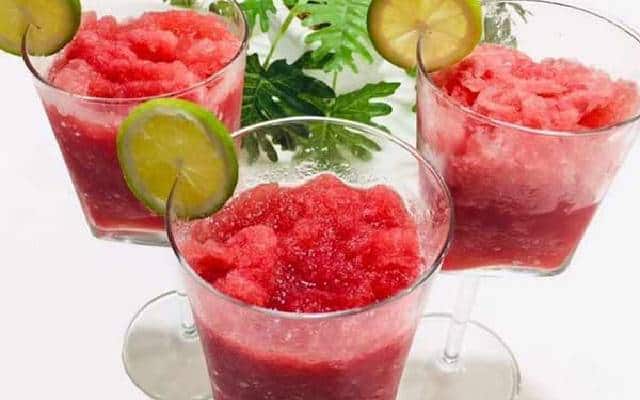 مراحل طرز تهیه یخمک توت فرنگی خانگی