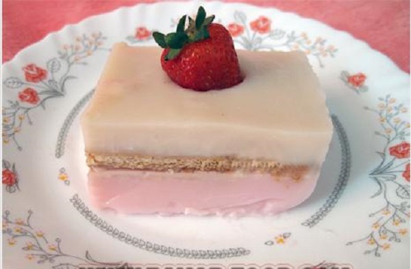 مراحل طرز تهیه پودینگ توت فرنگی با بیسکویت