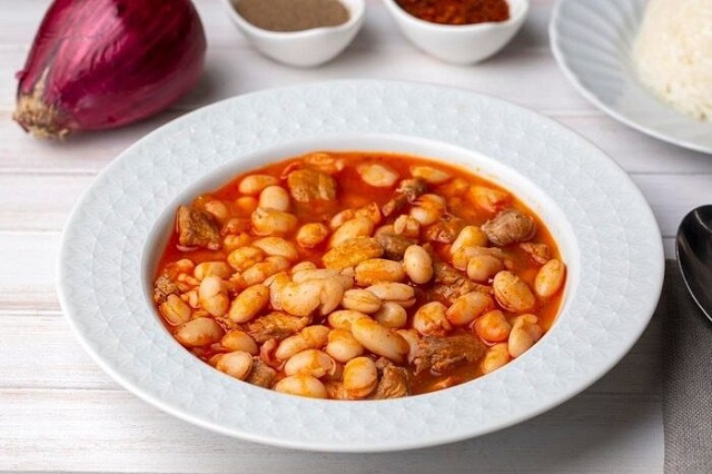مراحل طرز تهیه خورش لوبیا سفید با گوشت