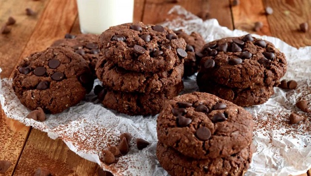 مراحل طرز تهیه کوکی شکلاتی بدون آرد در فر مراحل طرز تهیه کوکی شکلاتی بدون آرد در فر