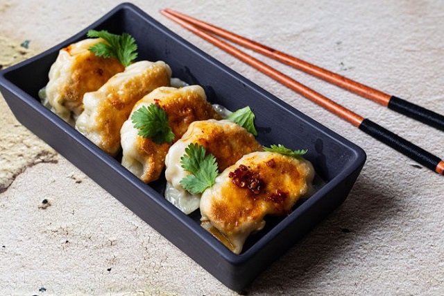 طرز تهیه پیراشکی گوشت جیائوزی در فر