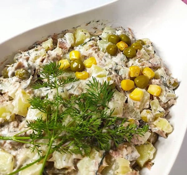  مراحل طرز تهیه سالاد الویه با تن ماهی