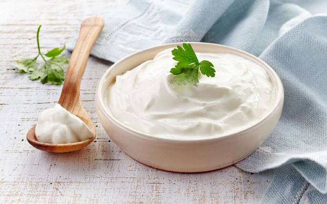 مراحل طرز تهیه خامه ترش با ماست